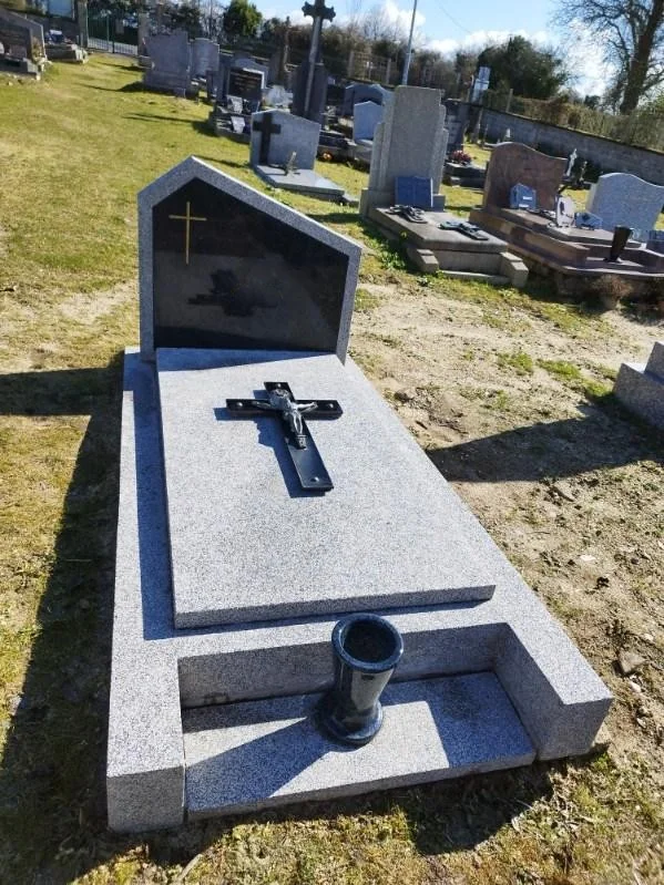 Tombe en granit après entretien et nettoyage